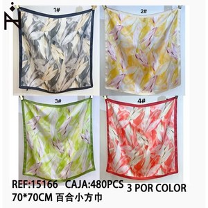 Fazzoletto quadrato piccolo Lily 70x70 cm, sciarpa in seta stampata per donna, accessorio moda - Product Image 2