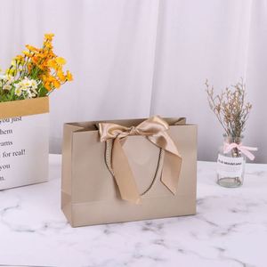 Bolsas de Regalo de Papel Kraft Mini con Logotipo Personalizado para Pequeñas Empresas y Venta Minorista de Ropa, Empaque Versátil para Uso en Venta Minorista de Alimentos - Product Image 3
