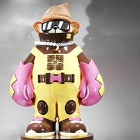Stilvolle Hip-Hop-Bären-Skulptur aus Harz, Farbenfrohe Streetwear-Bären-Kunstfigur mit Strickmütze für Innenräume