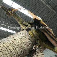 Dragon géant animatronique fabriqué, modèle de château en fibre de verre et de scène urbaine reconstitué pour parc à thème