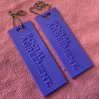 Étiquette suspendue en caoutchouc de silicone 3D lavable avec nom de marque en relief, étiquette oscillante en PVC couleur unie résistante aux UV pour sacs d'extérieur avec chaîne à billes