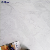 Revêtement de sol en vinyle SPC marbre sain sans plomb écologique Matériau en PVC pour une utilisation en appartement Conçu en Turquie