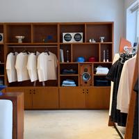 Vitrine murale de présentation de vêtements en acier inoxydable et verre avec éclairage LED personnalisé moderne et logo design