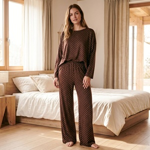Nuovi Stili di Abbigliamento Comodo in Modal per Donne, Set con Top a Maniche Lunghe e Schiena Aperta, Pantaloni a Gamba Larga con Stampa di Stelle e Cuori - Product Image 2