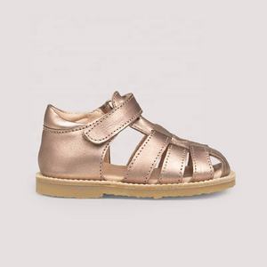 De alta calidad de los niños del bebé de los niños zapatos de cuero genuino clásico niños Sandalias planas - Product Image 5