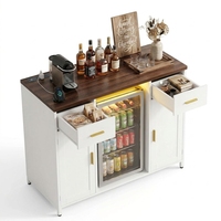 Meuble de bar à café design industriel en bois avec mini-réfrigérateur, prise électrique et porte-verres pour salon et cuisine