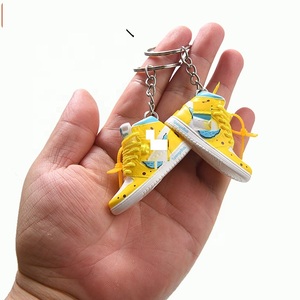 Llavero de PVC 3D Personalizado con Diseño de Zapatillas de Baloncesto Anime, Llavero de Plástico Suave para Venta al Por Mayor - Product Image 3