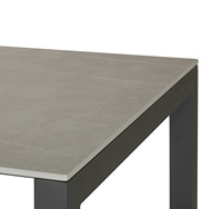 Table de salle à manger au design simple avec plateau rectangulaire en pierre frittée grise et base en métal noir, avec 6 chaises