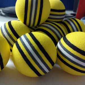 Venta al por mayor de pelotas de golf interactivas de esponja EVA amarillas y azules, pelotas de entrenamiento con sonajero para masticar en interiores - Product Image 2