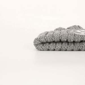 Gorros de Punto Unisex de Alta Calidad Personalizados para Hombre y Mujer, Gorro de Punto Cálido de Invierno con Parche de Cuero con Logotipo Teñido Liso, Estilo Dobby Común - Product Image 6