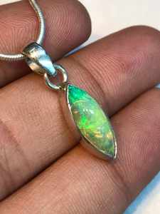 Colgante de Ópalo Welo, Moderno, con Fuerte Brillo, Plata de Ley 92.5, Engaste en Bisel, Regalo para Compromisos, Bodas, Fiestas, Aniversarios - Product Image 4