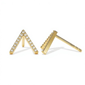 ต่างหูเพชรทรงเชฟรอนสีขาวทองคำขาว - Product Image 1