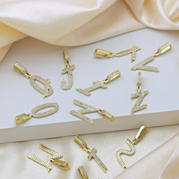 Vente en gros de pendentifs en cuivre plaqué de haute qualité, design tendance, avec 26 lettres anglaises incrustées de zirconium