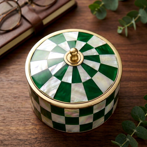 Mini joyero de latón con incrustaciones de resina verde y blanca y nácar para anillos de boda y compromiso, y sindoor sagrado. - Product Image 1