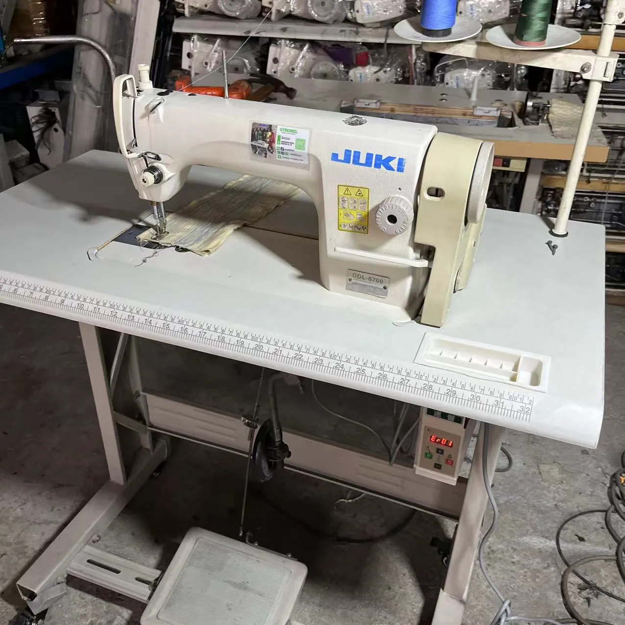 יד שנייה 80% חדש Juki8700 lockstitch מכונת תפירה במצב טוב