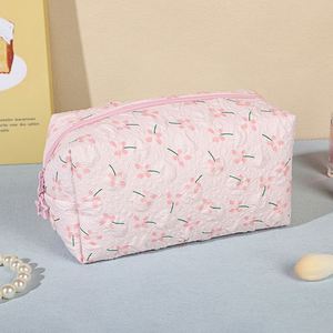 Pochette de maquillage florale mignonne et tendance pour filles, sac de rangement pour articles de toilette en seersucker magnifique pour femmes, petite trousse à cosmétiques adorable - Product Image 5