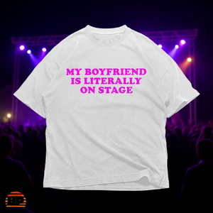 Maglietta unisex in cotone pesante con scritta rosa 'My Boyfriend Is Literally On Stage', camicia da concerto streetwear - Product Image 3
