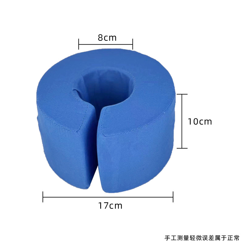 Muñequeras y tobilleras azules.