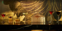 Ensemble de mobilier de bar commercial : comptoir de bar, tabourets de bar avec décoration murale et installation artistique au plafond pour bar lounge de luxe