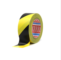 TESA 4169 Teppich-Bodenmarkierungsband für unterirdische Rohre, Warnband in Rot, Weiß, Gelb, Schwarz, PVC-Bodenmarkierungsband