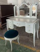 Table de toilette avec miroir à trois volets sculpté et doré de style rococo avec tabouret
