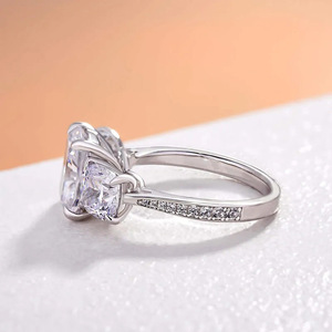 Anello Statement Taglio Princess per Donna, Gioiello di Lusso da Indossare a Feste - Product Image 5