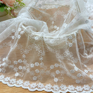 Tela de Encaje Bordada Blanca con Flores 3D y Borde Festoneado para Vestido de Novia, Velo de Novia y Manualidades - Product Image 3