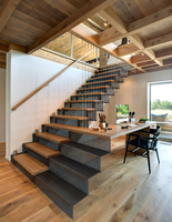 Escalier droit moderne en bois massif avec structure en acier sur mesure pour villa et maison duplex