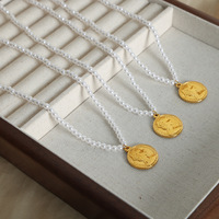 Chic Imitation Perle Collier De Perles Plaqué Or 18k En Acier Inoxydable Reine Portrait Relief Pièce Pendentif Collier colliers femmes