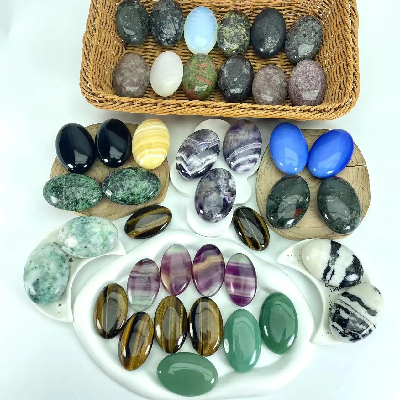 Nouveaux arrivages en gros cristal spirituel de roche pierre de palme pierres de guérison améthyste naturelle cristal de quartz pierre de palme pour reiki