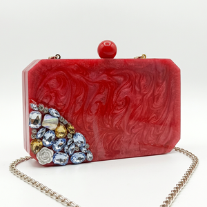 Elegante bolso de mano rojo de resina con adornos florales de cristal y cadena dorada, hecho a mano para bodas y fiestas. - Product Image 1