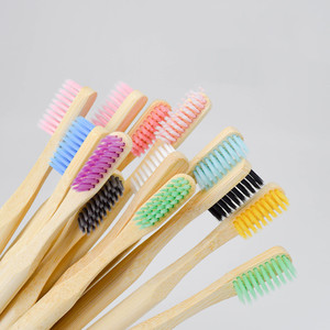 Spazzolino da Denti in Bambù Arcobaleno con Logo Personalizzato Biodegradabile ed Ecologico di Tendenza con Manico in Bambù e Setole Morbide/Medie per Igiene Orale Adulti - Product Image 4
