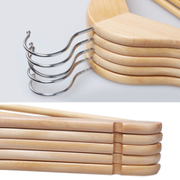Cintres en bois massif naturel avec encoches pour les épaules, barre pour pantalons et crochet pivotant à 360 degrés pour chemises, manteaux et costumes