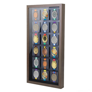 <span class=keywords><strong>Cadre</strong></span> mural pour <span class=keywords><strong>médailles</strong></span> 2026, présentoir multi-compartiments, design multi-grilles, support suspendu pour récompenses sportives pour la maison et l'école - Product Image 1