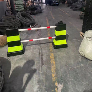 Bolardos de Plástico Rellenables con Agua 60x40x83 cm Negros y Rojos para Construcción de Carreteras y Protección de Entradas Comunitarias - Product Image 2