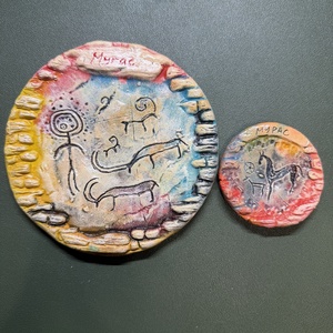 Figurine en argile artisanale de taille moyenne et ensemble d'aimants de réfrigérateur à motifs de pétroglyphes anciens - Décoration pour Navigateur du Désert, Guérison Mystique et Manifestation - Product Image 1