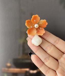 Broche fleur de pêcher chinoise avec goutte de jade Hetian, incrustation de perle d'eau douce et de zircon en or 18 carats, style vintage pour femme - Product Image 2