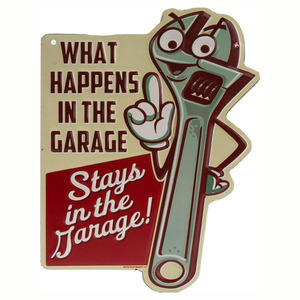 Panneau en métal gaufré « Ce qui se passe dans le <span class=keywords><strong>garage</strong></span> » - Panneau de <span class=keywords><strong>garage</strong></span> amusant, panneau de style vintage pour la cuisine ou la « cave » du homme - Product Image 1
