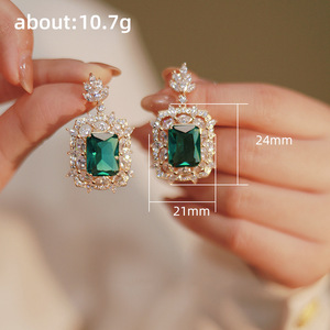 Orecchini pendenti con zirconi verdi per donna, gioielli vintage eleganti per matrimoni e feste - Product Image 6