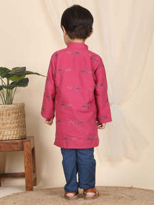 Kurta rose brodé pour garçons, kurta ethnique traditionnel pour enfants, kurta élégante pour les occasions festives, pour les fêtes, les mariages et les festivals - Product Image 2