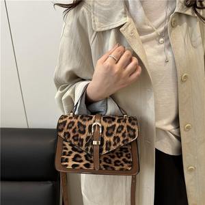 Nuevo bolso de piel sintética con estampado de leopardo, moderno y elegante, con correa de cuero y bolso de hombro con solapa. - Product Image 2