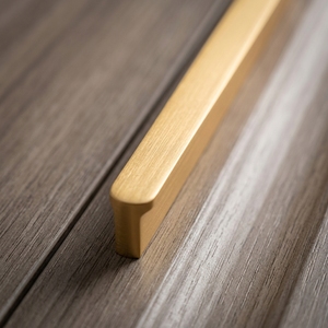 <span class=keywords><strong>Armoire</strong></span> de chambre à coucher en bois de luxe minimaliste moderne, grand rangement avec poignées dorées brossées - Product Image 3