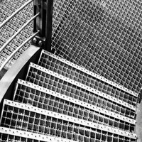 Marches en acier extérieures résistantes de construction en métal galvanisées par fer inoxydable de bande de roulement d'escalier extérieur en acier