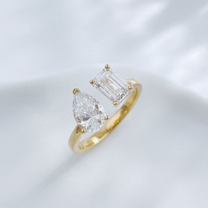 Anello con Diamante da Laboratorio Certificato IGI, Taglio a Goccia e a Pera, Smeraldo, con Cristallo Solare a 2 Pietre, Montatura Artistica in Oro Giallo 18K - Product Image 5