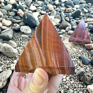 Vente en gros de pyramides en cristal d'œil de tigre doré naturel poli de 50 mm pour la décoration spirituelle de la maison et le feng shui - Product Image 3