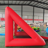 Terrain de jeu gonflable commercial rouge pour enfants : jeu de tir, but de football/soccer pour tir au but, jeu sportif