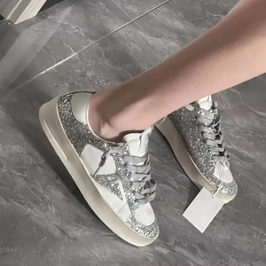 Chaussures de créateur haut de gamme pour hommes, style marche, baskets tendance Goose, respirantes et confortables, en cuir véritable, à semelle épaisse dorée - Product Image 4