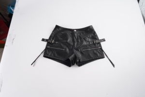 Shorts en PU à fermeture éclair multi-métaux, taille haute, coupe ajustée, style techwear sombre, flatteur, pour un look urbain et tendance - Product Image 6
