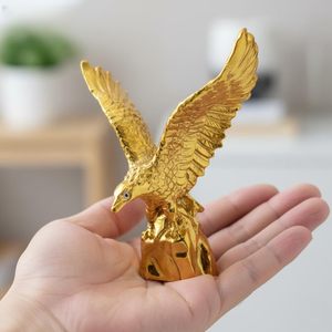 Figura Decorativa de Águila Dorada Hecha a Mano, Elegante Adorno para el Hogar, Oficina, Escritorio o Estante - Product Image 1