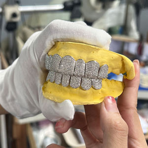 Griglia Dentale Personalizzata Hip Hop in Argento 925 con 8 Diamanti Superiori e 8 Inferiori in Moissanite VVS per Uomo - Product Image 3